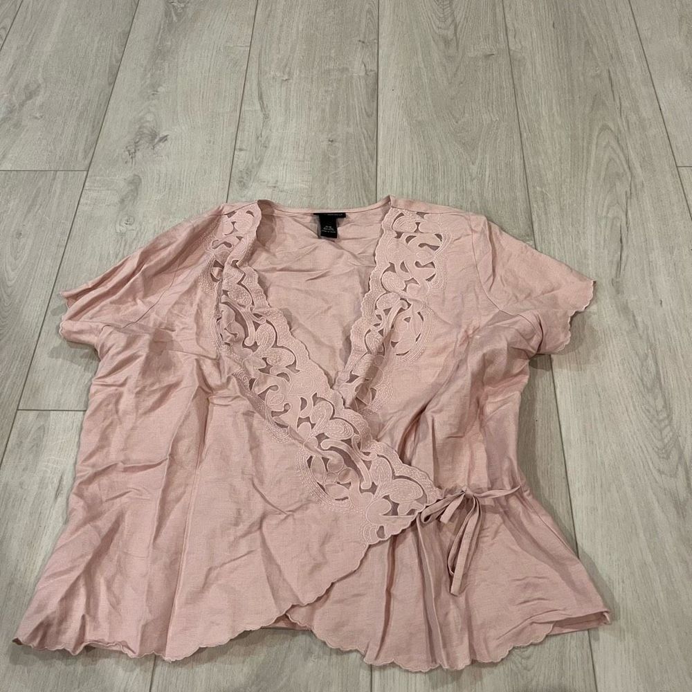 Lane Bryant BOHO Pink Cut Out Floral Embroidery Linen Wrap
Blouse size 14/16